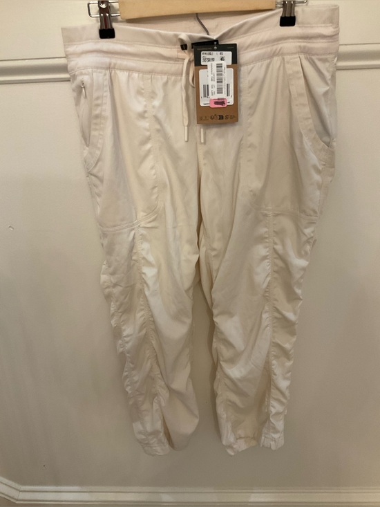 The North Face Pants - The North Face
Aphrodite 2.0 Water Resistant Drawstring Capri Pants